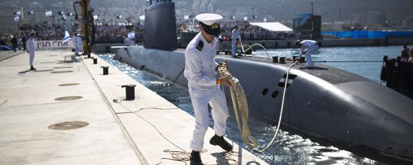 An Israeli naval officer holds the mooring rope of the INS Tanin, a Dolphin AIP class submarine, as it docks at a naval base in the northern city of Haifa, after its arrival in Israel (File) An Israeli naval officer holds the mooring rope of the INS Tanin, a Dolphin AIP class submarine, as it docks at a naval base in the northern city of Haifa, after its arrival in Israel (File) - Sputnik International