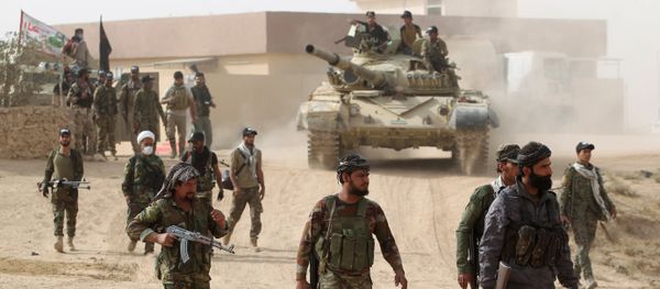 Shiite fighters from the Hashed al-Shaabi (Popular Mobilisation Units) enter the village of Abu Shuwayhah, south of jihadist-held Mosul, on November 1, 2016 - Sputnik International