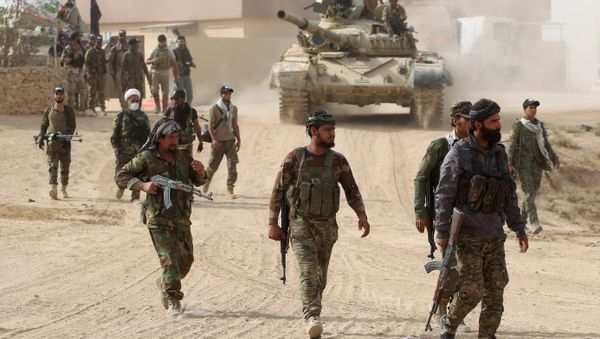 Shiite fighters from the Hashed al-Shaabi (Popular Mobilisation Units) enter the village of Abu Shuwayhah, south of jihadist-held Mosul, on November 1, 2016 - Sputnik International