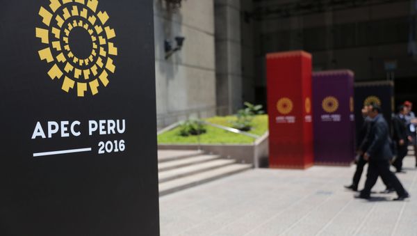 People walk into the Museum of the Nation, where the 2016 APEC (Asian Pacific Economic Cooperation) summit will take place from November 19-20 with the participation of leaders from China, Russia, the United States and Japan, in Lima, Peru, November 17, 2016 - Sputnik International