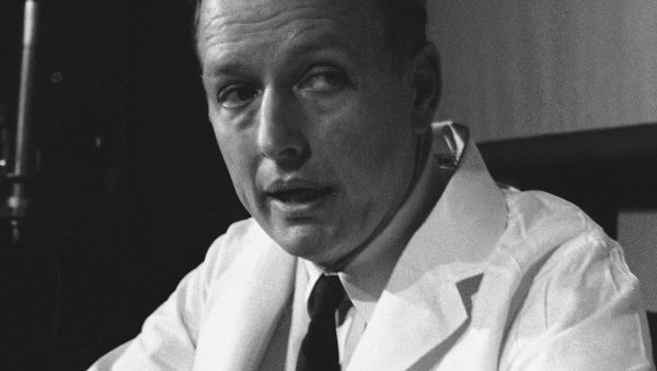 Dr. Denton Cooley, holds a mechanical heart as he tells newsmen on April 7, 1969 in Houston, about the implantation heart into the chest of Haskell Karp, 47, last Friday and today replaced it with a human heart. Dr. Denton Cooley, holds a mechanical heart as he tells newsmen on April 7, 1969 in Houston, about the implantation heart into the chest of Haskell Karp, 47, last Friday and today replaced it with a human heart. - Sputnik International
