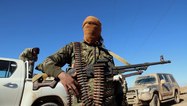 A fighter from the Kurdish-Arab alliance, known as the Syrian Democratic Forces on Raqa, advances in the village of Tall as Samn, near the front line north of the Islamic State (IS) group bastion, on November 17, 2016 - Sputnik International