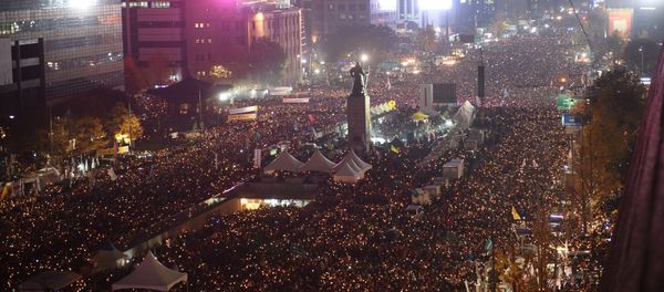 Protesters hold candles during an anti-government rally in central Seoul on November 19, 2016 - Sputnik International