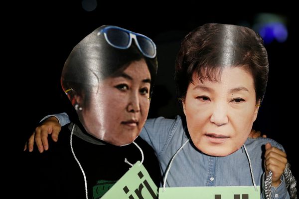 Protesters wearing cut-outs of South Korean President Park Geun-hye (R) and Choi Soon-sil attend a protest denouncing Park over a recent influence-peddling scandal in central Seoul, South Korea, October 27, 2016. Protesters wearing cut-outs of South Korean President Park Geun-hye (R) and Choi Soon-sil attend a protest denouncing Park over a recent influence-peddling scandal in central Seoul, South Korea, October 27, 2016. - Sputnik International