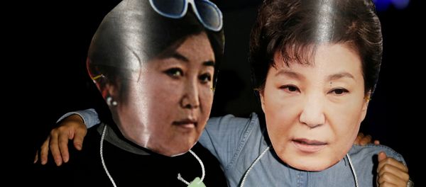 Protesters wearing cut-outs of South Korean President Park Geun-hye (R) and Choi Soon-sil attend a protest denouncing Park over a recent influence-peddling scandal in central Seoul, South Korea, October 27, 2016. - Sputnik International