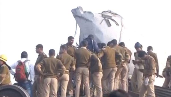 Police officers and people gather at the site where a train derailed in Kanpur, in India's northern state of Uttar Pradesh, in this still image taken from video November 20, 2016. - Sputnik International