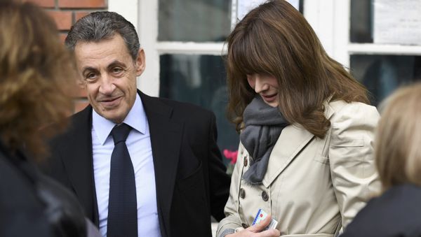Nicolas Sarkozy (L), former French president and candidate for the French conservative presidential primary, and his wife Carla Bruni-Sarkozy speak to a women outside a polling station in the first round of the French center-right presidential primary election vote in Paris, France, November 20, 2016. Nicolas Sarkozy (L), former French president and candidate for the French conservative presidential primary, and his wife Carla Bruni-Sarkozy speak to a women outside a polling station in the first round of the French center-right presidential primary election vote in Paris, France, November 20, 2016. - Sputnik International