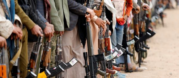 Tribesmen hold their weapons as they attend a tribal gathering to show support to the Houthi movement in Sanaa, Yemen November 10, 2016. Tribesmen hold their weapons as they attend a tribal gathering to show support to the Houthi movement in Sanaa, Yemen November 10, 2016. - Sputnik International