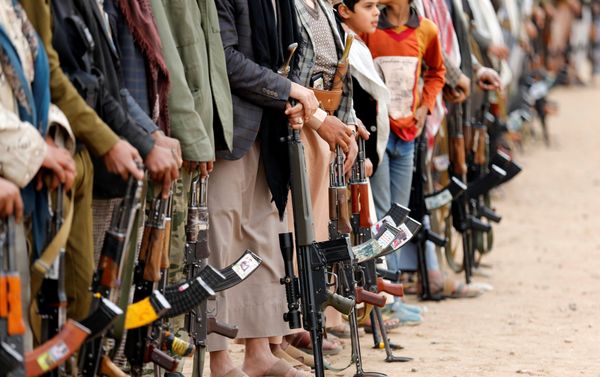 Tribesmen hold their weapons as they attend a tribal gathering to show support to the Houthi movement in Sanaa, Yemen November 10, 2016. Tribesmen hold their weapons as they attend a tribal gathering to show support to the Houthi movement in Sanaa, Yemen November 10, 2016. - Sputnik International
