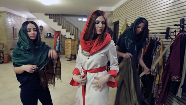 Female Iranian models Golenaz, center, Sepideh, left, and Sherila Hosseinkhani, wear dresses designed by female designer Sanaz, in a model photography session, in Tehran, Iran. (File) - Sputnik International