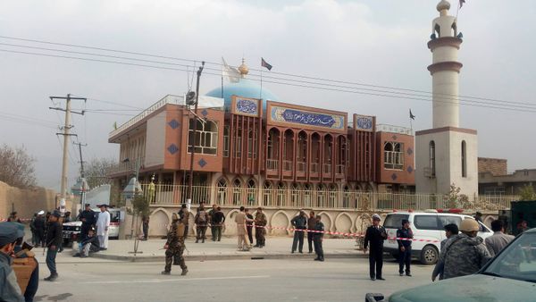 Afghan security forces keep watch in front of a mosque where an explosion happened in Kabul, Afghanistan November 21, 2016. - Sputnik International