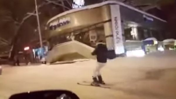 Extreme Skier-rolled along the main street in Almaty - Sputnik International