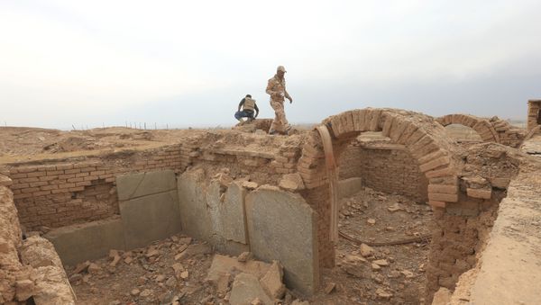 A member of Iraqi army walks at the remains of wall panels and colossal statues of winged bulls, destroyed by Islamic State militants in the Assyrian city of Nimrud eastern bank of the Tigris River, south of Mosul, Iraq, November 16, 2016. - Sputnik International
