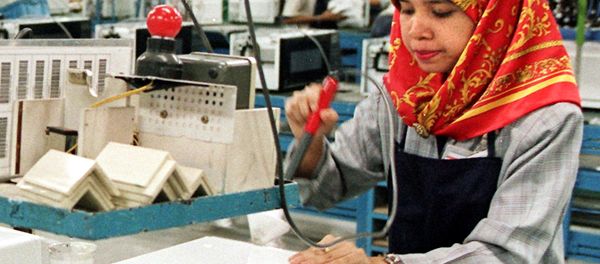 A Malaysian girl working on the production line at the Samsung microwave oven plant in Port Klang - Sputnik International