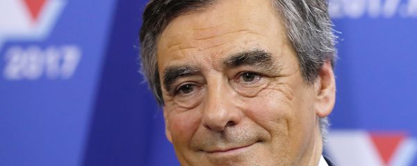 French politician Francois Fillon, member of the conservative Les Republicains political party, delivers a speech at his campaign headquarters after partial results in the first round of the French center-right presidential primary election vote in Paris, France, November 20, 2016. - Sputnik International