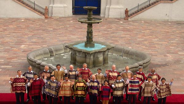 Asian-Pacific Economic Cooperation members leaders of 21 nations pose with traditional chilean ponchos for the official photograph at the Oranges Patio in La Moneda palace, in Santiago. (File) - Sputnik International