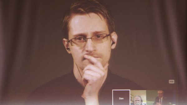 Dutch rapporteur Pieter Omtzigt (C) holds a parliamentary hearing on the subject of Improving the protection of whistleblowers, with the participation of NSA former intelligence contractor Edward Snowden via video link from Russia (Above) on June 23, 2015, at the Council of Europe in Strasbourg, northeastern France. - Sputnik International