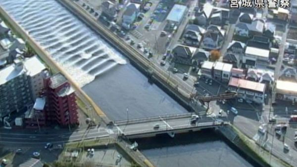 A tidal surge is seen in Sunaoshi River after tsunami advisories were issued following an earthquake in Tagajo, Miyagi prefecture, Japan November 22, 2016, in this video grab image released by Miyagi Prefectural Police via Kyodo - Sputnik International