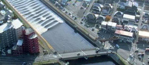 A tidal surge is seen in Sunaoshi River after tsunami advisories were issued following an earthquake in Tagajo, Miyagi prefecture, Japan November 22, 2016, in this video grab image released by Miyagi Prefectural Police via Kyodo - Sputnik International