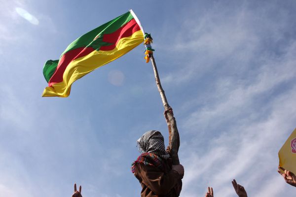 A masked Kurdish man waves a PKK's flag A masked Kurdish man waves a PKK's flag - Sputnik International