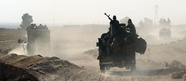 Shiite fighters from the Popular Mobilization Forces arrive in an area south of Mosul - Sputnik International