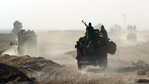 Shiite fighters from the Popular Mobilization Forces arrive in an area south of Mosul - Sputnik International