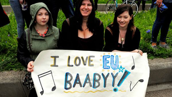 Demonstrators hold a placard saying I Love EU Baabyy! at a demonstration by Pro EU campaigners outside the Scottish Parliament ahead of a debate on the EU Referendum result and the implications for Scotland, in Edinburgh, Scotland on June 28, 2016. - Sputnik International