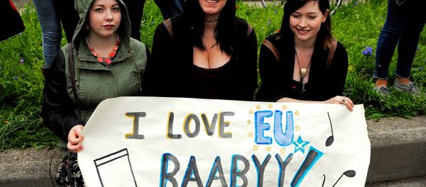 Demonstrators hold a placard saying I Love EU Baabyy! at a demonstration by Pro EU campaigners outside the Scottish Parliament ahead of a debate on the EU Referendum result and the implications for Scotland, in Edinburgh, Scotland on June 28, 2016. Demonstrators hold a placard saying I Love EU Baabyy! at a demonstration by Pro EU campaigners outside the Scottish Parliament ahead of a debate on the EU Referendum result and the implications for Scotland, in Edinburgh, Scotland on June 28, 2016. - Sputnik International