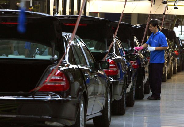 A Chinese factory worker puts final touches on the assembly line at the DaimlerChrysler factory in Beijing, China. (File) - Sputnik International