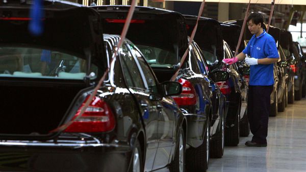 A Chinese factory worker puts final touches on the assembly line at the DaimlerChrysler factory in Beijing, China. (File) - Sputnik International