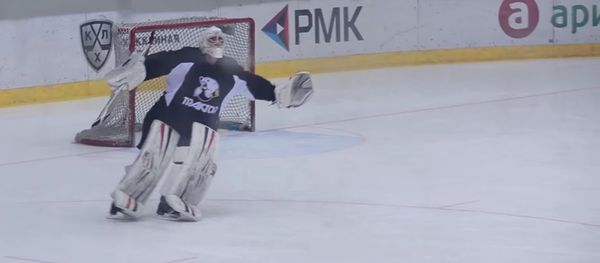Goalkeeper Traktor danced at the game to support the Russian Figure Skating Championships - Sputnik International