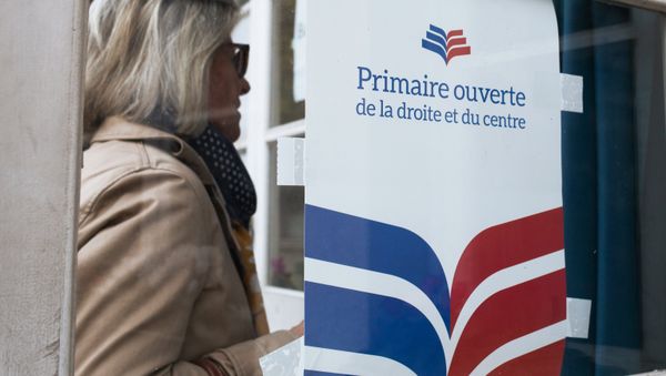 A woman near a polling station in Paris during the first round of the French center-right presidential primary election. An opposition candidate for the 2017 presidential election will be selected during the event - Sputnik International