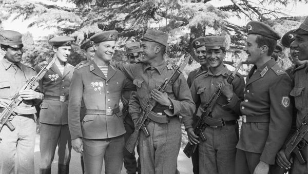 A limited Soviet troop contingent in Afghanistan. Soviet paratroopers and Afghan soldiers. (File) - Sputnik International