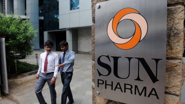 Indian employees of the country's third-biggest drugs company Sun Pharma walk outside its research and development centre in Mumbai. (File) - Sputnik International