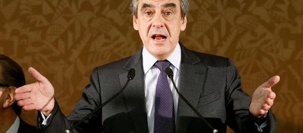 Francois Fillon, candidate in Sunday's second round of the French center-right presidential primary elections, members of the conservative Les Republicains political party, delivers a speech during a meeting with deputies in Paris, France, November 22, 2016. - Sputnik International