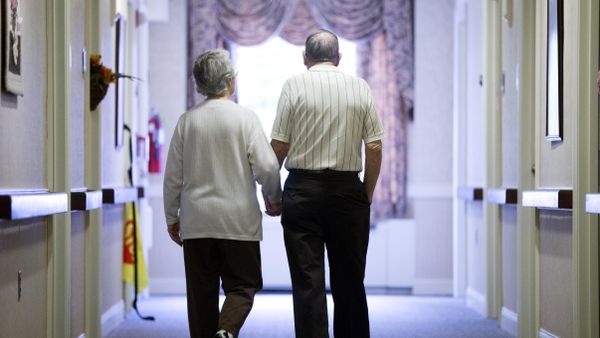 Decima Assise, who has Alzheimer's disease, and Harry Lomping walk the halls, Friday, Nov. 6, 2015, at The Easton Home in Easton, Pa - Sputnik International
