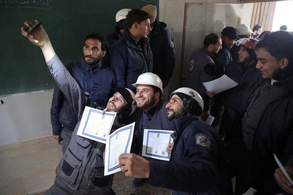 Members of the Syrian Civil Defence, known as the White Helmets, take a selfie with their certificates after taking part in a training session in the rebel-held eastern Ghouta area, east of the capital Damascus, on November 22, 2016 - Sputnik International