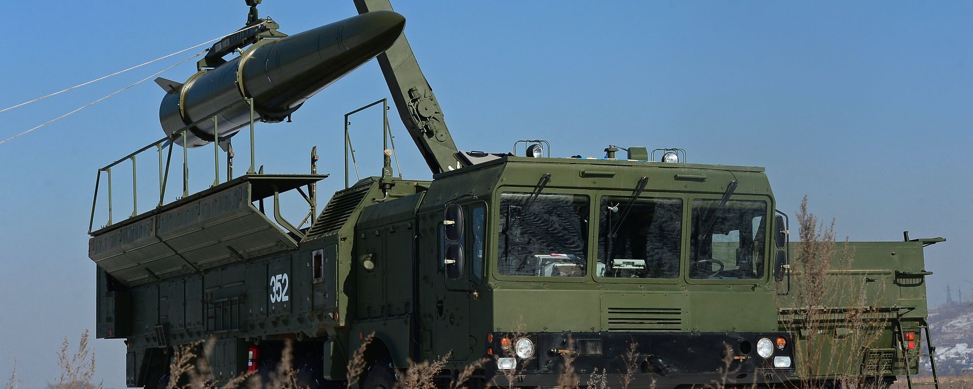 A transporter-loader places an Iskander-M shorter-range missile onto a self-propelled launcher during an exercise involving missile and artillery units of the Eastern Military District's Fifth Russian Army in the Primorye Territory - Sputnik International, 1920, 03.04.2023