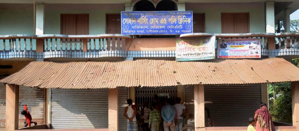 In this photograph taken on November 23, 2016, local residents stand in front of the home of alleged fake doctor, Poly Byapari, who was associated with the Sohan Nursing Home and Poly Clinic, in Habra, around 50 kms west of Kolkata - Sputnik International