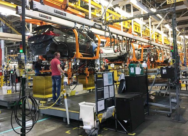 Workers assemble Chevy Volt EV cars at the General Motors assembly plant in Orion Township, Michigan, U.S. November 4, 2016 - Sputnik International