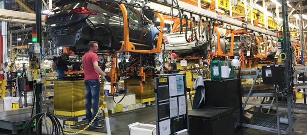 Workers assemble Chevy Volt EV cars at the General Motors assembly plant in Orion Township, Michigan, U.S. November 4, 2016 - Sputnik International