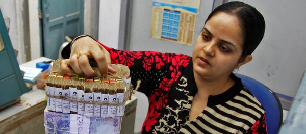 A cashier stacks Indian currency notes inside a bank in Chandigarh, India, November 19, 2016 A cashier stacks Indian currency notes inside a bank in Chandigarh, India, November 19, 2016 - Sputnik International
