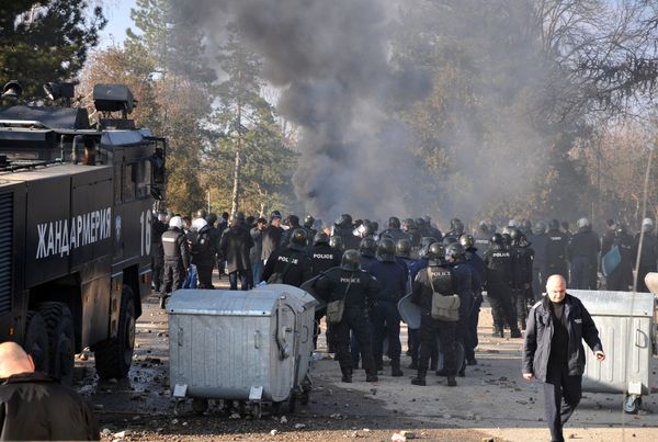 Bulgarian riot police are seen inside a refugee center during clashes in the town of Harmanli, Bulgaria, November 24, 2016 - Sputnik International
