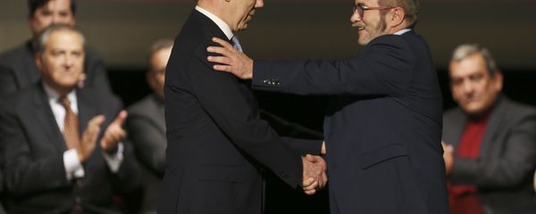 Colombia's President Juan Manuel Santos, left, shakes hands with with Rodrigo Londono, known as Timochenko, the top leader of the Revolutionary Armed Forces of Colombia, FARC, after signing a revised peace pact at Colon Theater in Bogota, Colombia, Thursday, Nov. 24, 2016 - Sputnik International