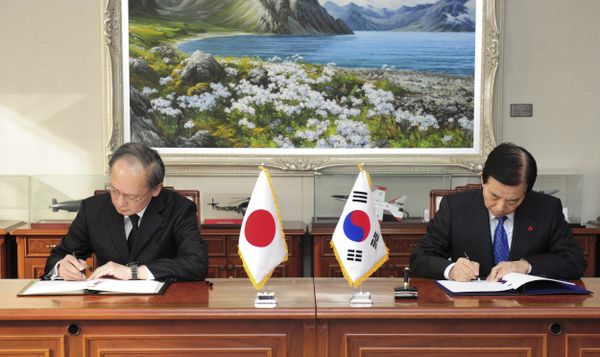 In this photo provided by South Korean Defense Ministry, South Korean Defense Minister Han Min Koo, right, and Japanese Ambassador to South Korea Yasumasa Nagamine sign the General Security of Military Information Agreement on the sharing of military intelligence on North Korea at the Defense Ministry in Seoul, South Korea, Wednesday, Nov. 23, 2016 In this photo provided by South Korean Defense Ministry, South Korean Defense Minister Han Min Koo, right, and Japanese Ambassador to South Korea Yasumasa Nagamine sign the General Security of Military Information Agreement on the sharing of military intelligence on North Korea at the Defense Ministry in Seoul, South Korea, Wednesday, Nov. 23, 2016 - Sputnik International