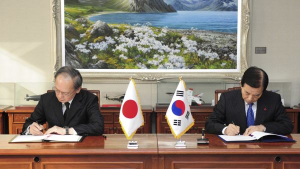 In this photo provided by South Korean Defense Ministry, South Korean Defense Minister Han Min Koo, right, and Japanese Ambassador to South Korea Yasumasa Nagamine sign the General Security of Military Information Agreement on the sharing of military intelligence on North Korea at the Defense Ministry in Seoul, South Korea, Wednesday, Nov. 23, 2016 - Sputnik International