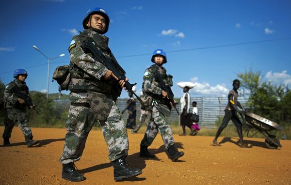 Peacekeeping troops from China, deployed by the United Nations Mission in South Sudan (UNMISS), patrol outside the premises of the UN Protection of Civilians (PoC) site in Juba on October 4, 2016 - Sputnik International