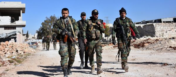 Syrian pro-government forces walk past damaged houses as they approach the Baeedin district in eastern Aleppo, near Masaken Hanano, which is still under rebel-control on November 23, 2016 - Sputnik International