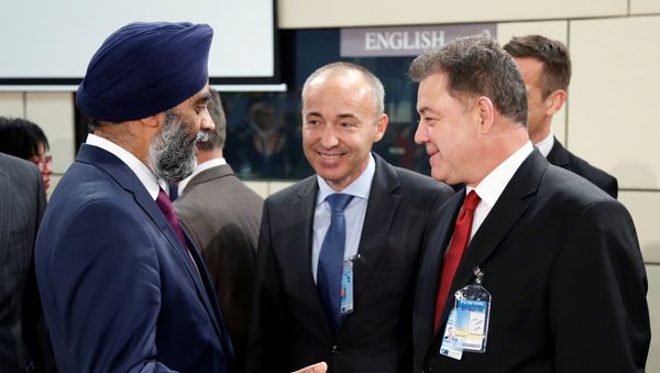 Bulgarian Defence Minister Nikolay Nenchev (R) (File) - Sputnik International