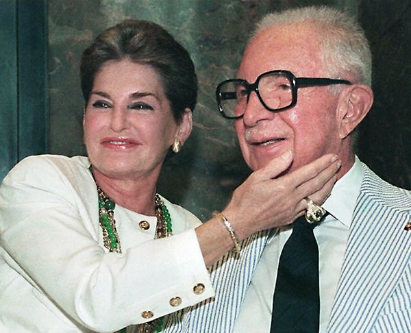 Leona and Harry Helmsley pose for photographers in New York 09 July 1991 - Sputnik International